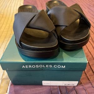 NIB Aerosoles Bailey Vinyl Slides black size 8.5